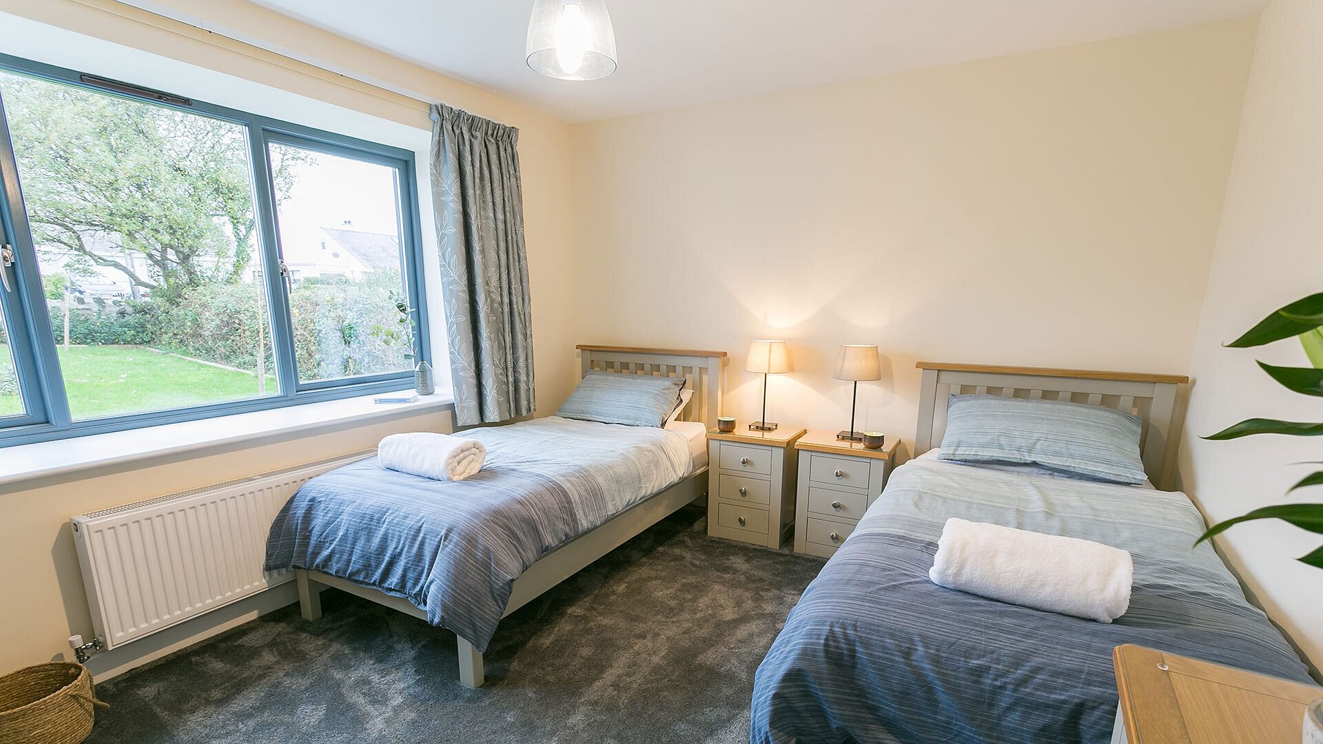 1 Trem Y Mor Moelfre Anglesey ground floor twin bedroom 1920x1080