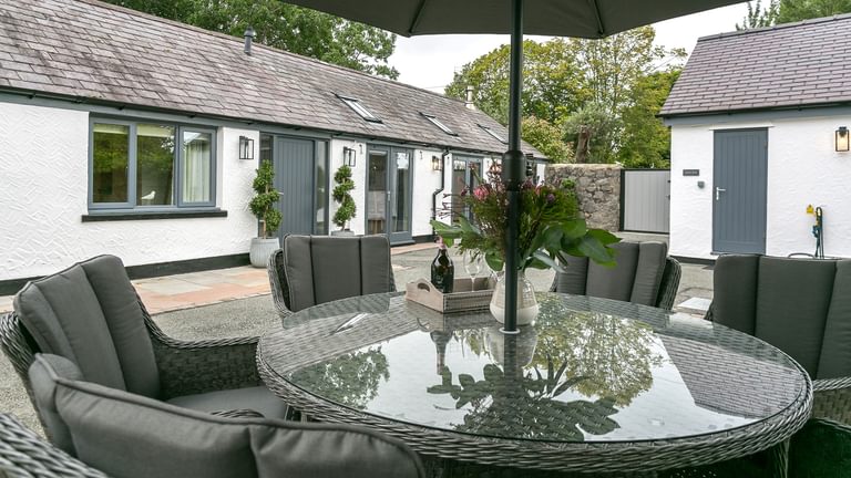 2 Olinda Cottages Rating Row Beaumaris Anglesey LL588 AF Finbar table 1920x1080