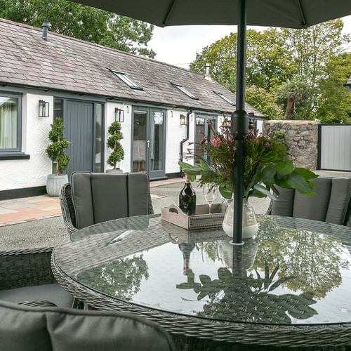 2 Olinda Cottages Rating Row Beaumaris Anglesey LL588 AF Finbar table 1920x1080