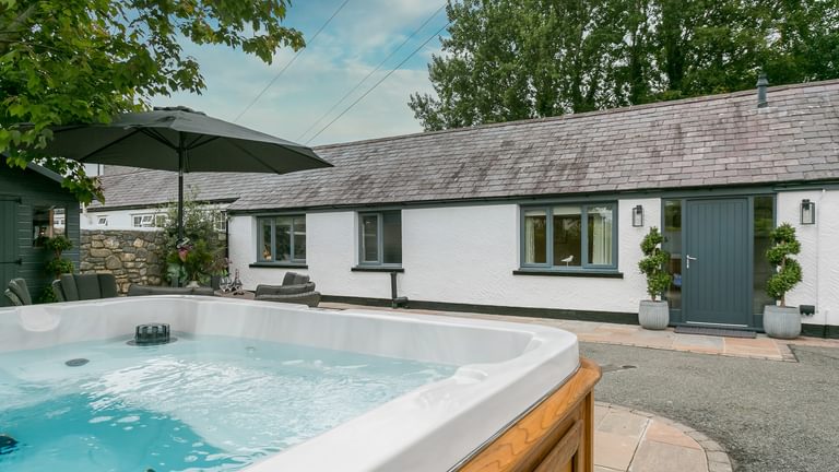 2 Olinda Cottages Rating Row Beaumaris Anglesey LL588 AF hottub too 1920x1080