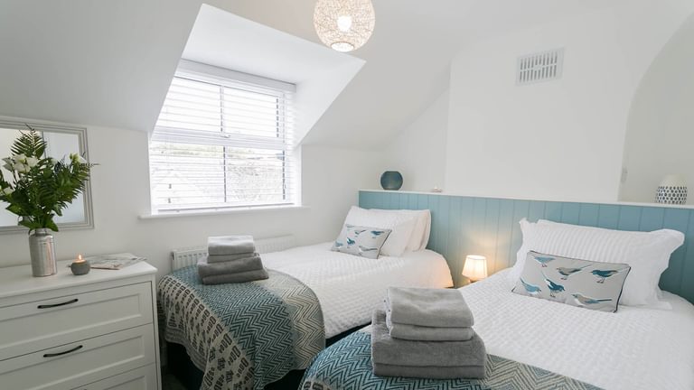45 Bryn Lane Beaumaris Anglesey twin bedroom 1920x1080