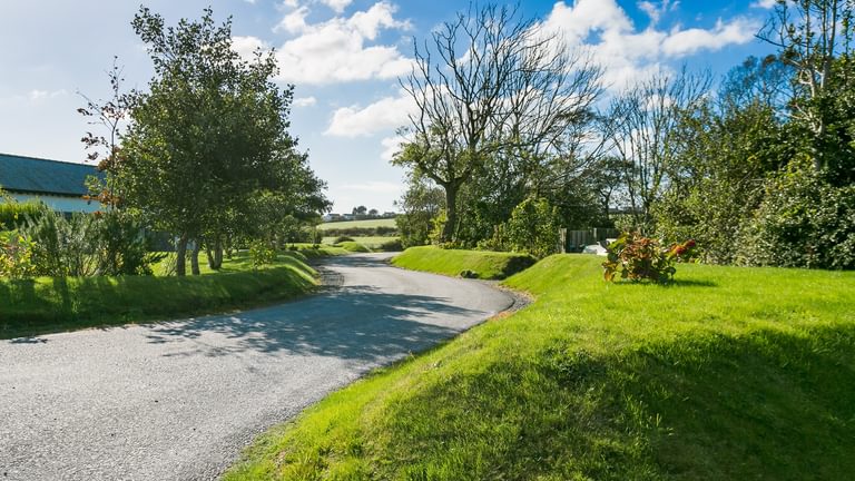 5 Clifiog Lon Spencer Valley Anglesey LL653 AB road in 1920x1080