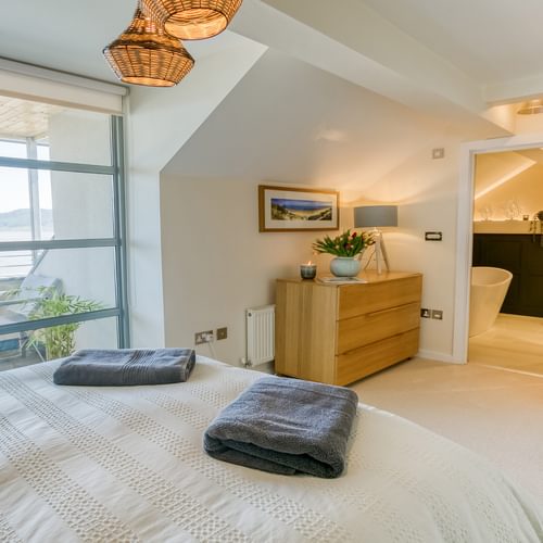 5 The Quay Red Wharf Bay Anglesey LL75 8 RJ bedroom to bath 1920x1080
