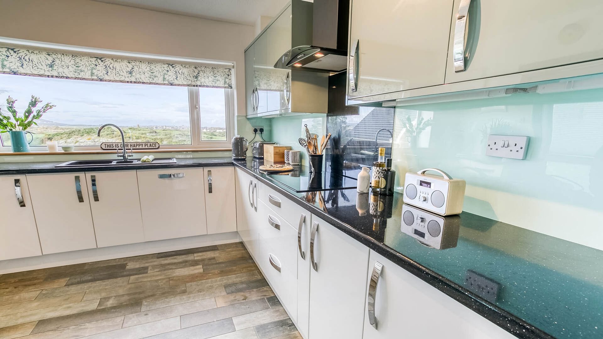 76 Penrhyn Geiriol Trearddur Bay Anglesey kitchen 4 1920x1080