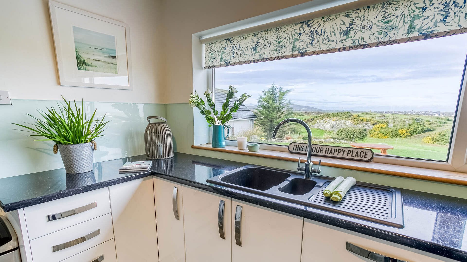 76 Penrhyn Geiriol Trearddur Bay Anglesey kitchen 3 1920x1080