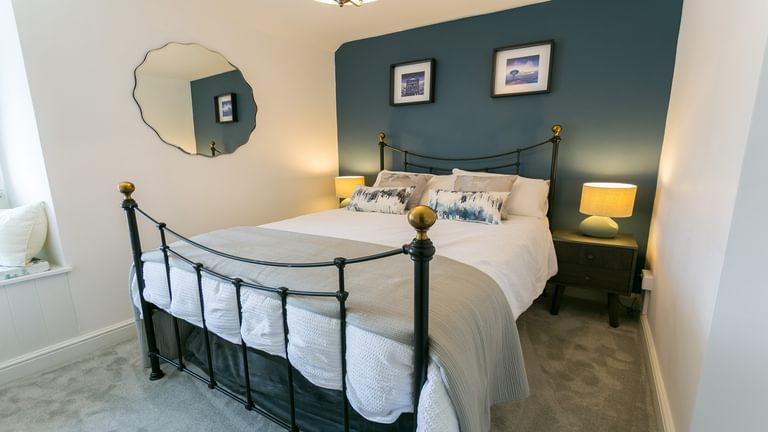 80 New Street Beaumaris Anglesey LL58 8 EG blue bed 1920x1080