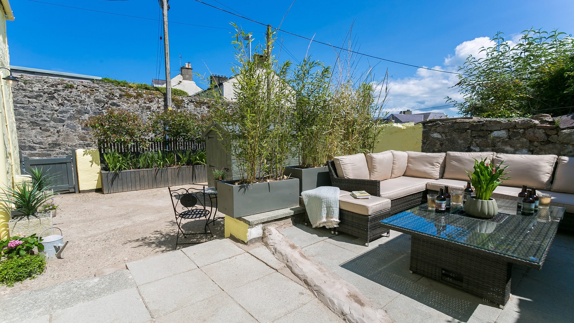 80 New Street Beaumaris Anglesey LL58 8 EG sofa Outdoors 1920x1080