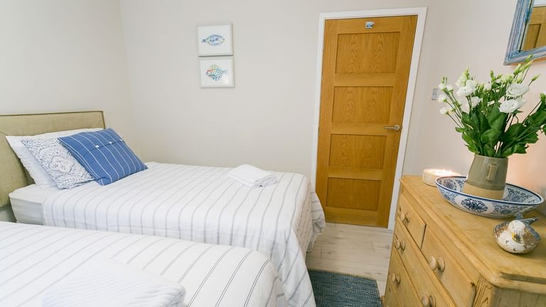 Coed Helyg Abersoch Gwynedd twin bedroom 3 1920x1080