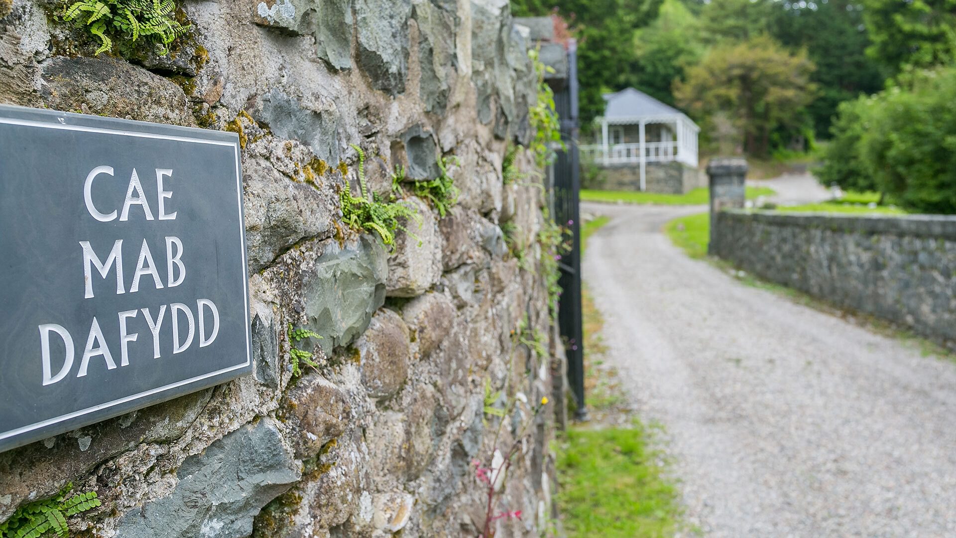 Cae Mab Dafydd Llanfairfechan Conwy driveway 1920x1080