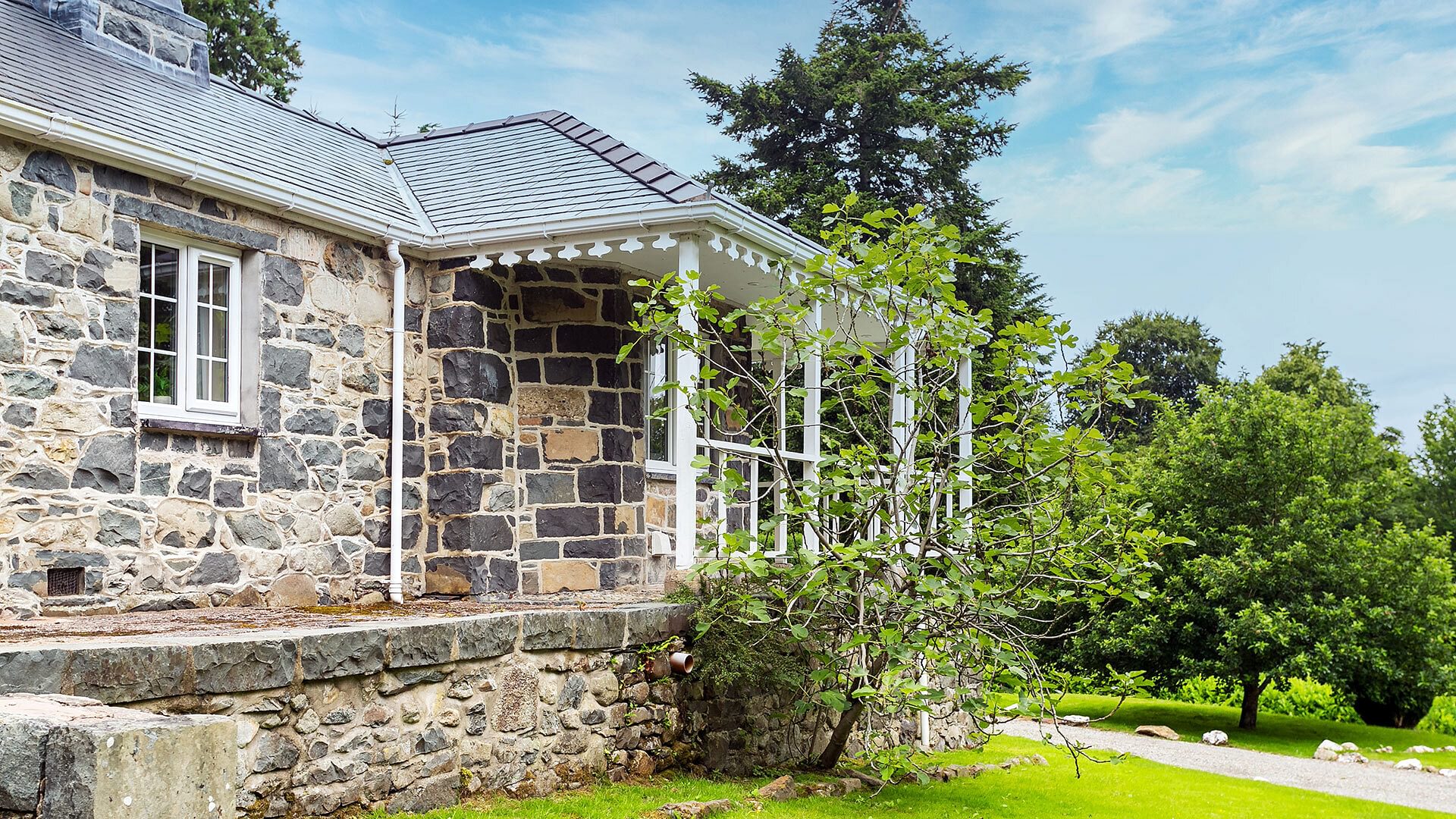 Cae Mab Dafydd Llanfairfechan Conwy view of cottage veranda 1920x1080