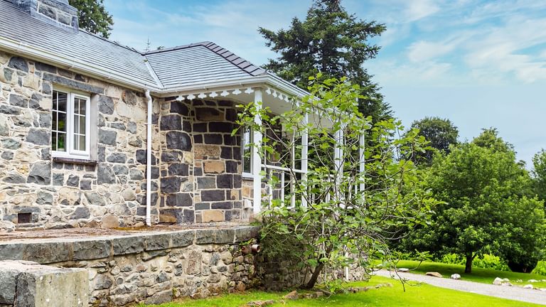 Cae Mab Dafydd Llanfairfechan Conwy view of cottage veranda 1920x1080