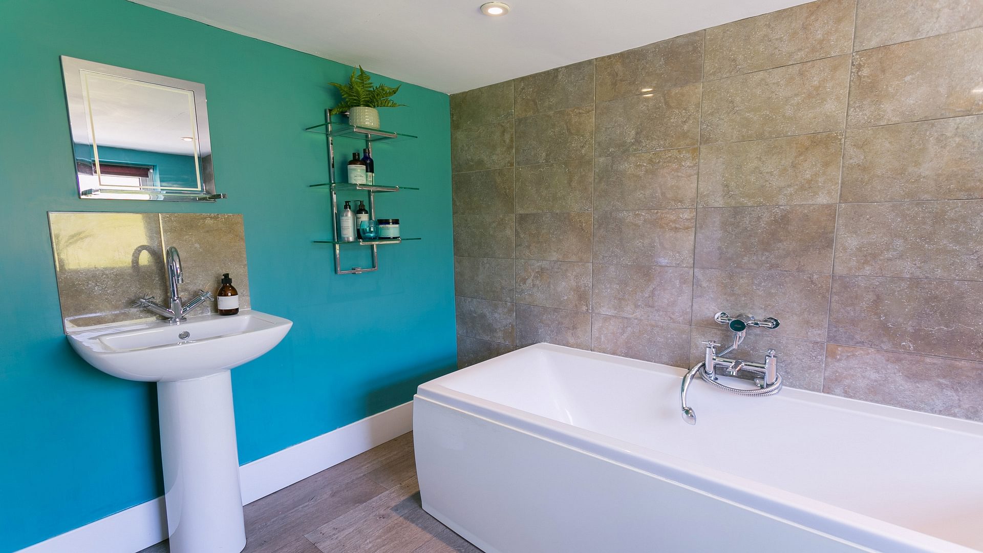 Cae Calch Morfa Nefyn Gwynedd LL536 BB bathroom greenl 1920x1080