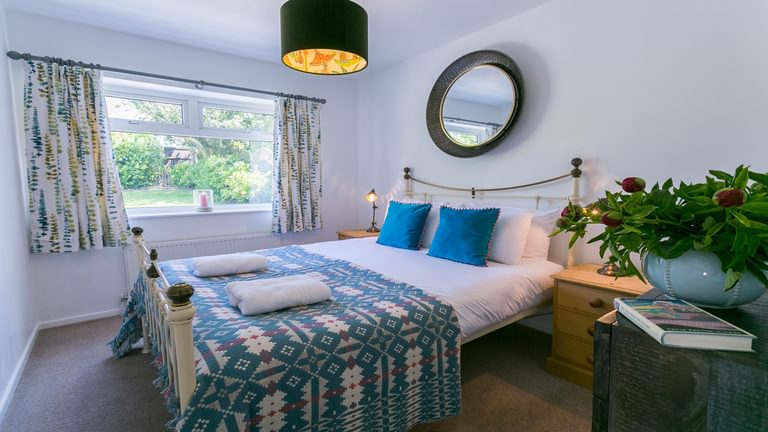 Cae Calch Morfa Nefyn Gwynedd LL536 BB blue bedroom 1920x1080