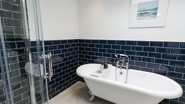 Cae Coch Newborough Anglesey bathroom 4 1920x1080
