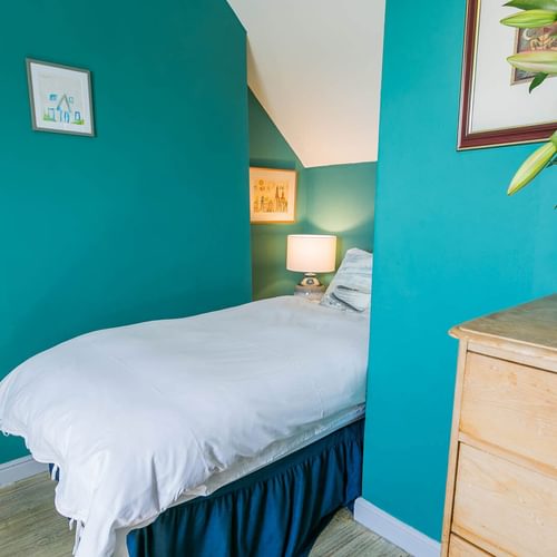 Cae Llyn Rhoscolyn Anglesey RS twin bedroom 4 1920x1080