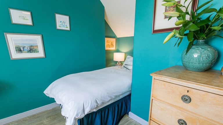 Cae Llyn Rhoscolyn Anglesey RS twin bedroom 4 1920x1080