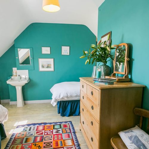Cae Llyn Rhoscolyn Anglesey RS twin bedroom 6 1920x1080