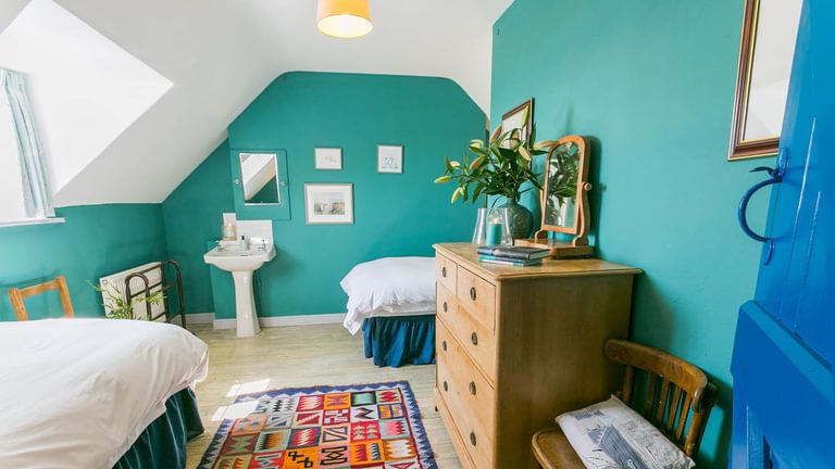Cae Llyn Rhoscolyn Anglesey RS twin bedroom 6 1920x1080