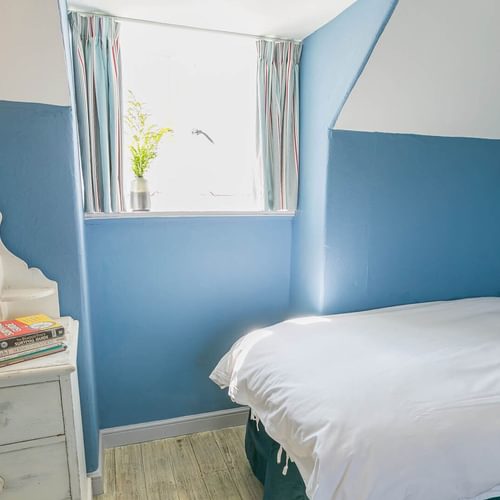 Cae Llyn Rhoscolyn Anglesey RS twin bedroom 8 1920x1080