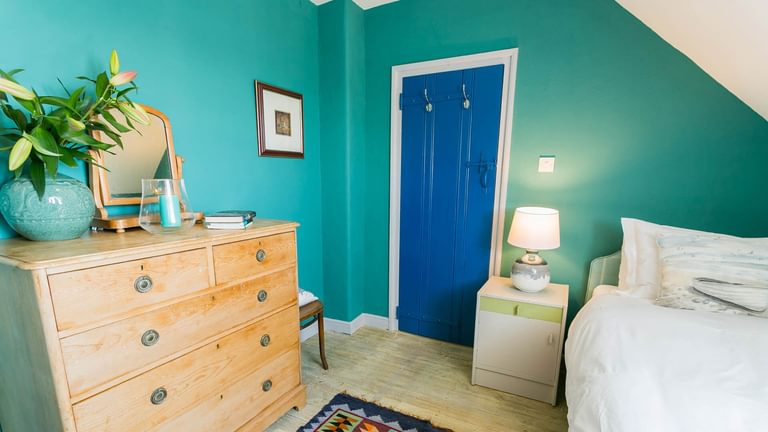 Cae Llyn Rhoscolyn Anglesey RS twin bedroom 2 1920x1080