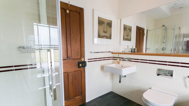 Capel Seion Cwyfan Aberffraw Anglesey family bathroom 1920x1080