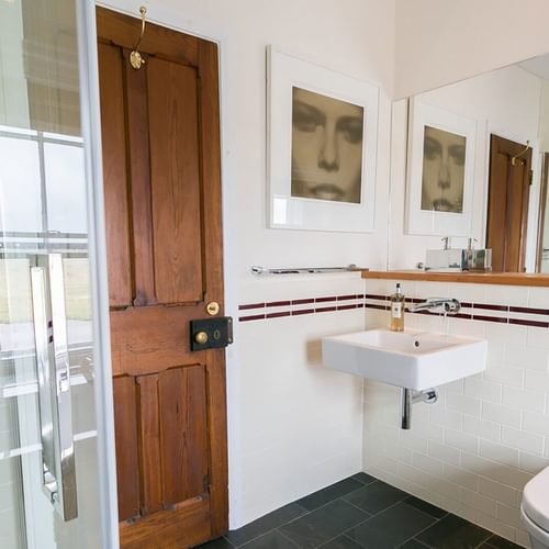 Capel Seion Cwyfan Aberffraw Anglesey family bathroom 1920x1080