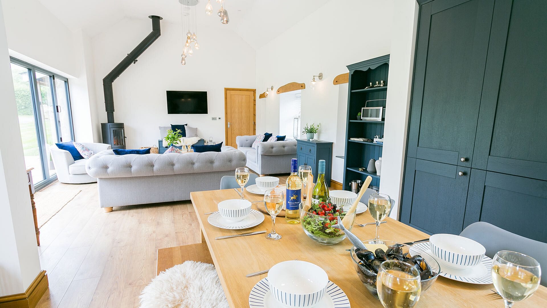 Carrog Barn Bodorgan Anglesey dining area kitchen 1920x1080