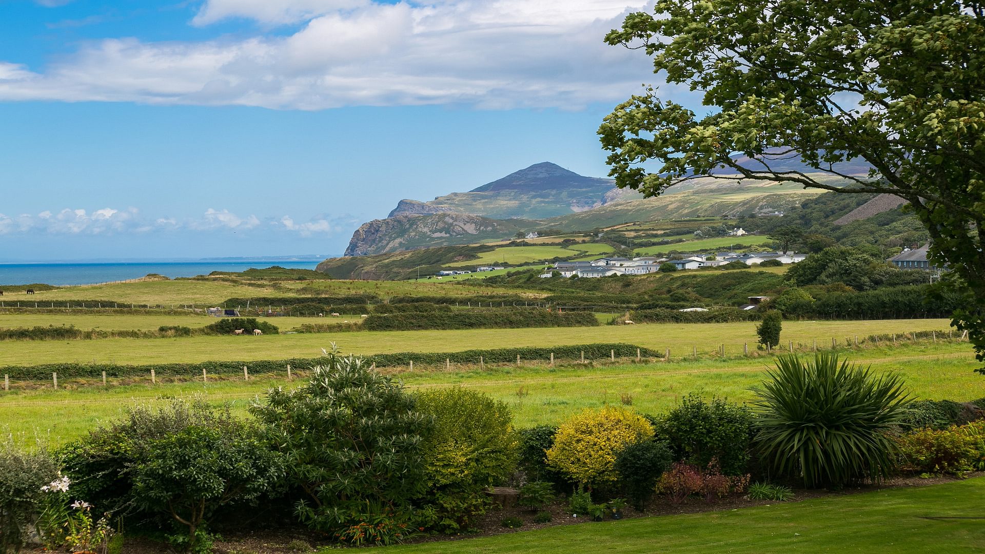 Ceg Y Bae Caeau Capel Rhodfar Mor Nefyn Gwynedd LL53 6 EB mountain 1920x1080