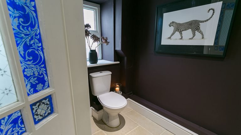 Craig Hyfryd Beaumaris Anglesey burgundy bathroom 4 1920x1080
