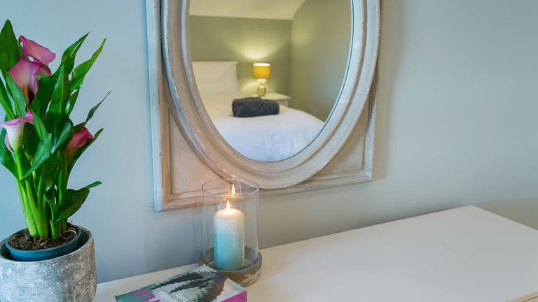 Craig Hyfryd Beaumaris Anglesey green bedroom mirror 1920x1080