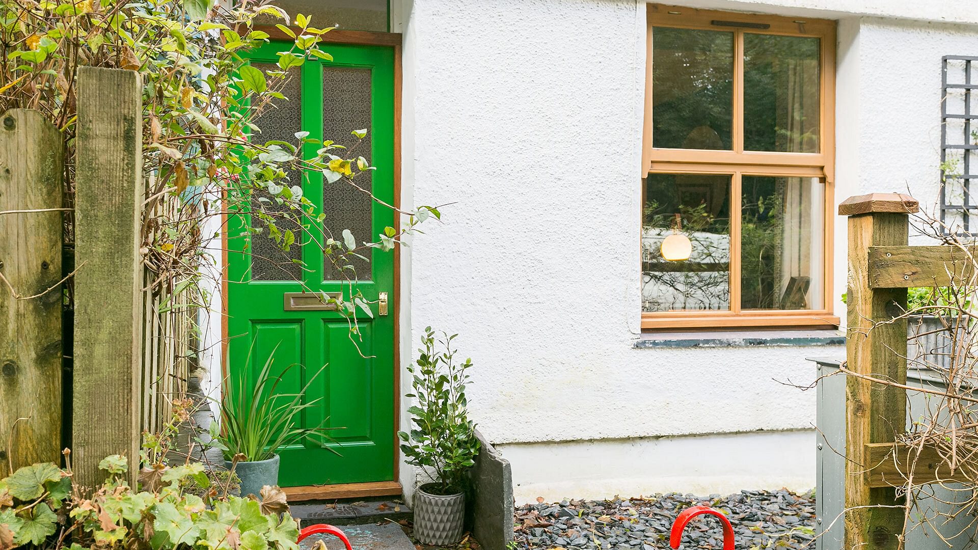 Cuddfan Llanberis Snowdonia front of cottage 1920x1080