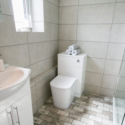 Cwter Hywel Llanerchymedd Anglesey bathroom 1920x1080