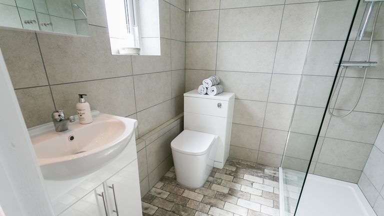 Cwter Hywel Llanerchymedd Anglesey bathroom 1920x1080