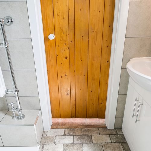 Cwter Hywel Llanerchymedd Anglesey bathroom 2 1920x1080