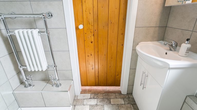 Cwter Hywel Llanerchymedd Anglesey bathroom 2 1920x1080