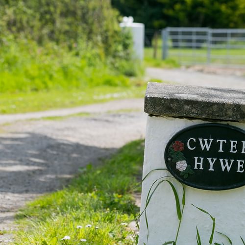 Cwter Hywel Llanerchymedd Anglesey gatepost 1920x1080
