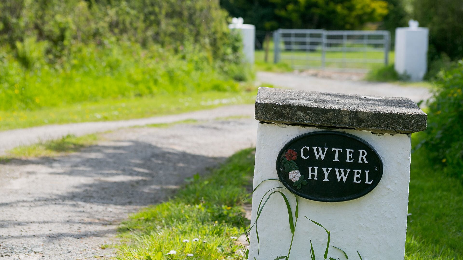 Cwter Hywel Llanerchymedd Anglesey gatepost 1920x1080