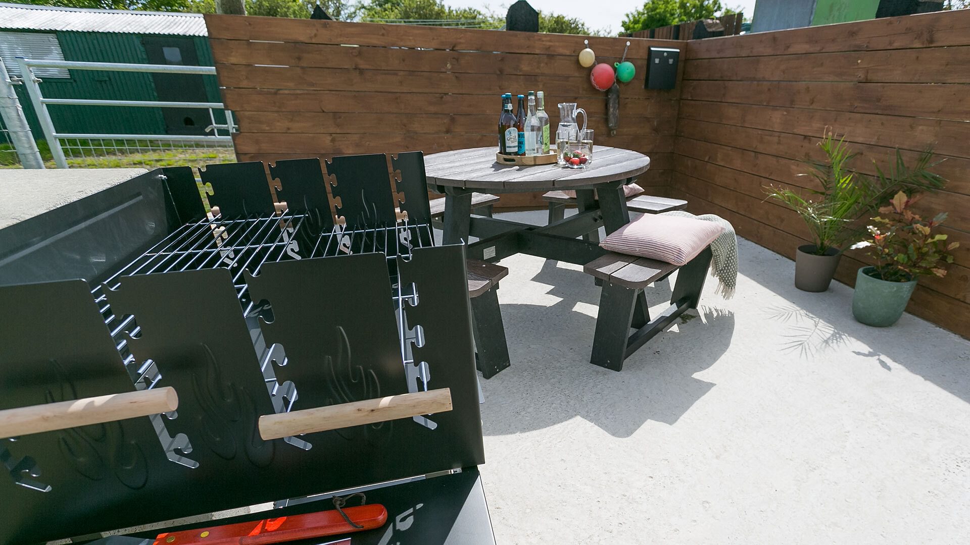 Cwter Hywel Llanerchymedd Anglesey outside seating BBQ 1920x1080