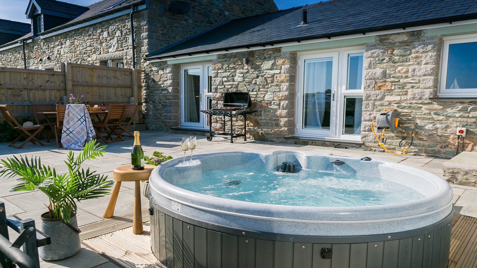 Cysgod Y Llanw Trefadog Llanfaethlu Anglesey LL65 4 PF close hot tub 1920x1080