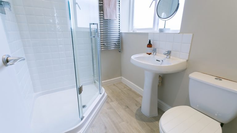 Ael Y Bryn Malltraeth Anglesey family shower room