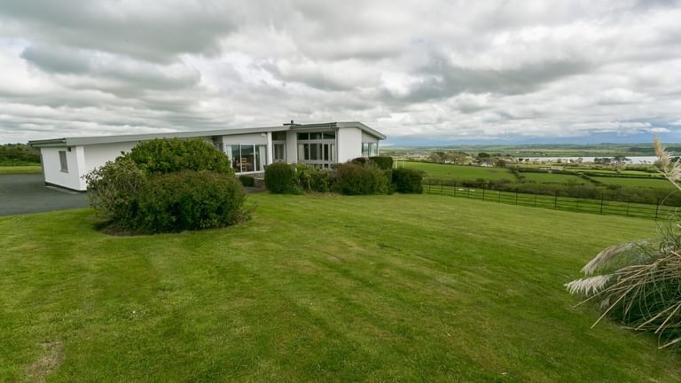 Ael Y Bryn Malltraeth Anglesey large garden