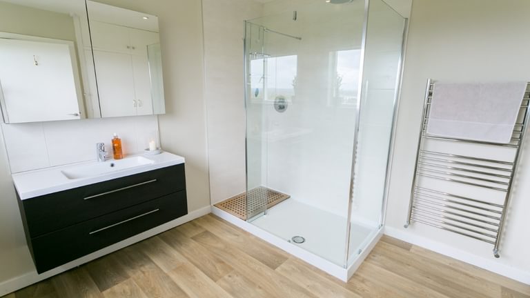 Ael Y Bryn Malltraeth Anglesey large shower