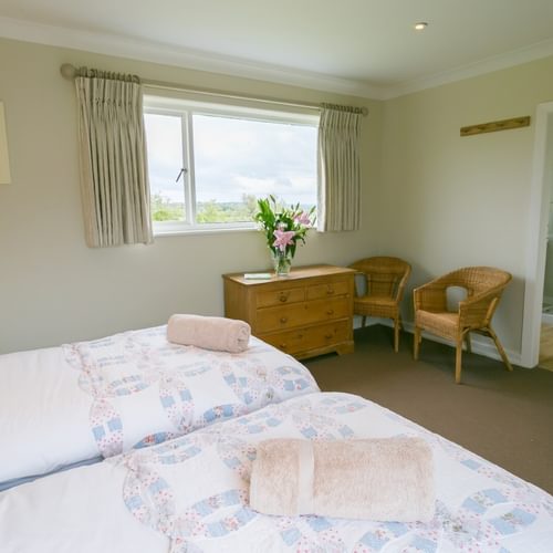 Ael Y Bryn Malltraeth Anglesey twin bedroom to en suite