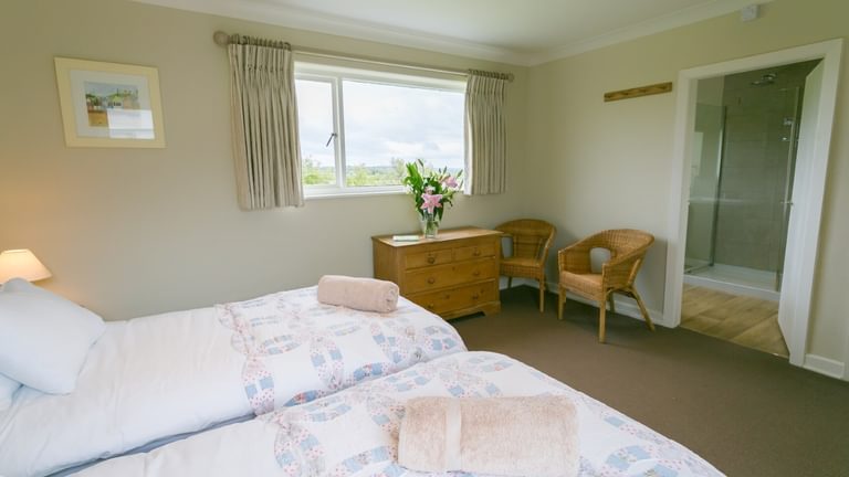 Ael Y Bryn Malltraeth Anglesey twin bedroom to en suite