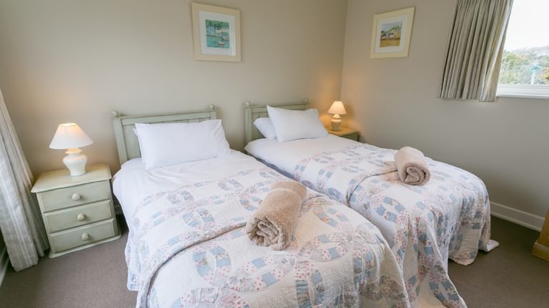 Ael Y Bryn Malltraeth Anglesey twin bedroom with en suite