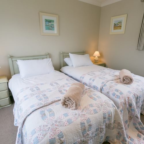 Ael Y Bryn Malltraeth Anglesey twin bedroom with en suite