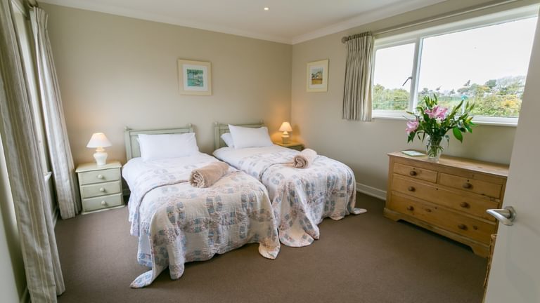 Ael Y Bryn Malltraeth Anglesey twin bedroom with ensuite from door