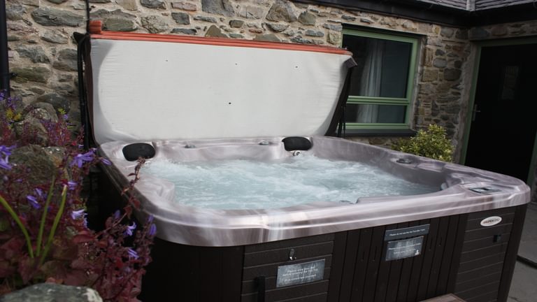 Afon Menai Tyddyn adda Brynsciencyn Anglesey LL61 6 NX hot tub lid too 1920x1080