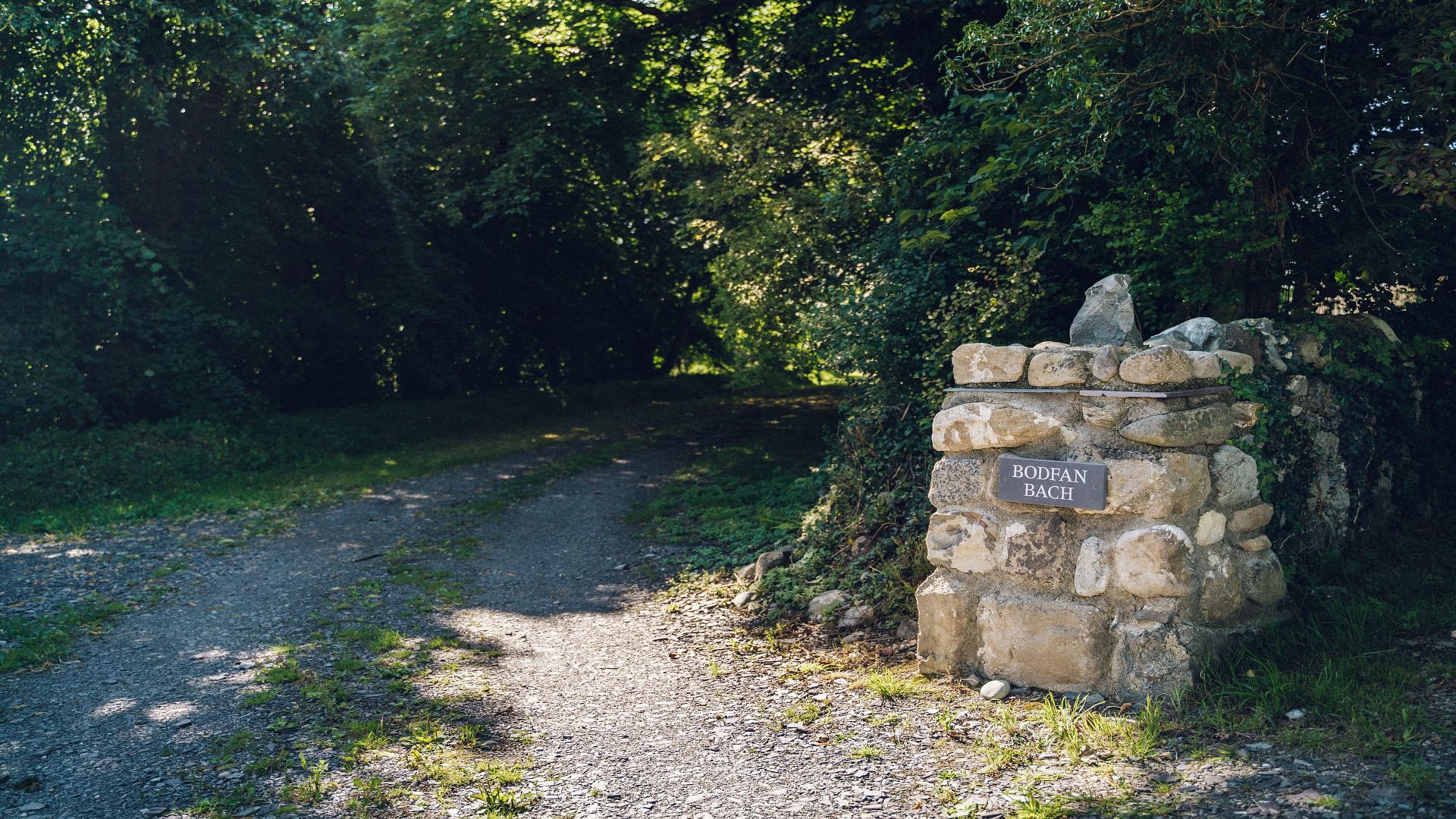 Bodfan Bach Dinas Dinlle Gwynedd LL545 TN gate post 1920x1080