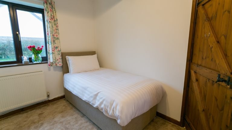 Boltholes and H Ideaways Erw Fach Family room single bed 1620
